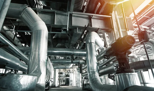 donanımları, kablolar ve borular modern Endüstr içinde bulunan