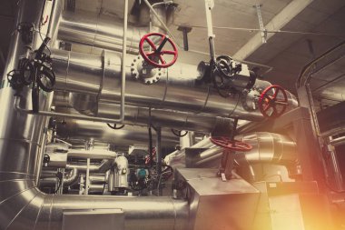 bir enerji santralinde farklı boyutlarda ve şekilli borular ve vanalar 