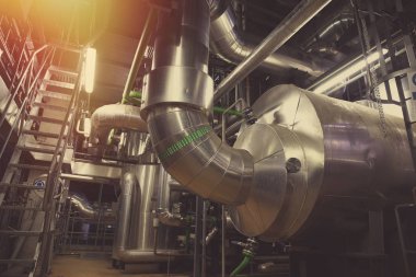 Modern bir endüstriyel enerji santralinde bulunan ekipman, kablolar ve borular.        