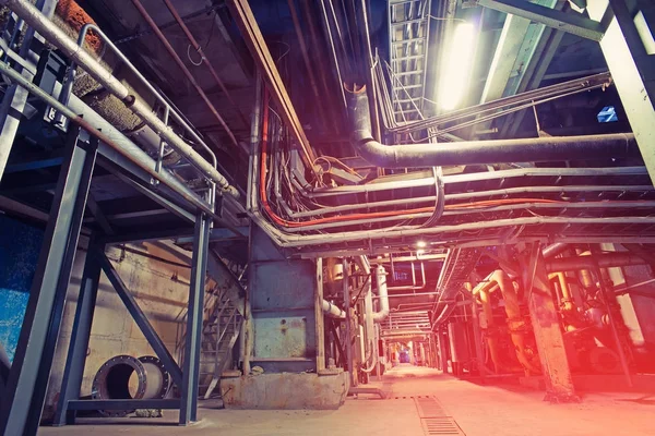 donanımları, kablolar ve borular modern Endüstr içinde bulunan