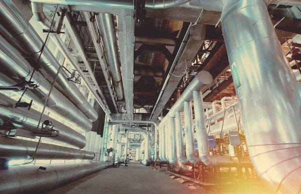 Оборудование, кабели и трубопроводы, найденные внутри современной промышленной электростанции — стоковое фото