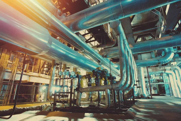 Sanayi bölgesi, çelik boru hatları, vanalar ve merdivenler.