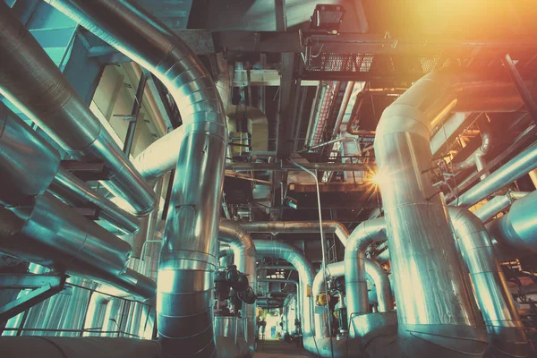 donanımları, kablolar ve borular modern Endüstr içinde bulunan