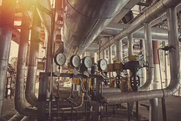 donanımları, kablolar ve borular modern Endüstr içinde bulunan