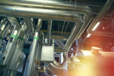 Endüstriyel çelik boru hatları, vanalar, kablolar ve geçitler