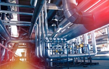 Endüstriyel çelik boru hatları, vanalar, kablolar ve geçitler