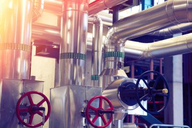 donanımları, kablolar ve borular modern Endüstr içinde bulunan