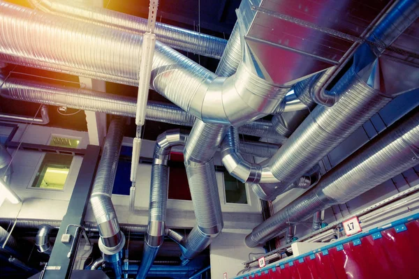 Tubos de ventilação e condutas de ar condicionado industrial — Fotografia de Stock