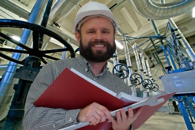 Fabrika ekipmanına karşı manuel okuma mühendisi