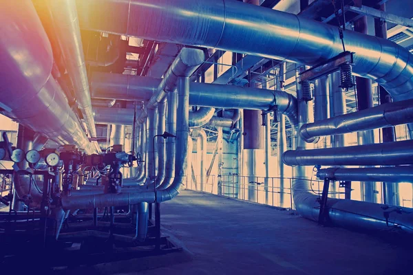 donanımları, kablolar ve borular modern Endüstr içinde bulunan