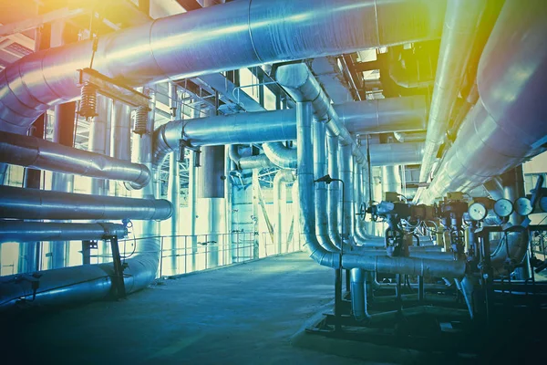 donanımları, kablolar ve borular modern Endüstr içinde bulunan