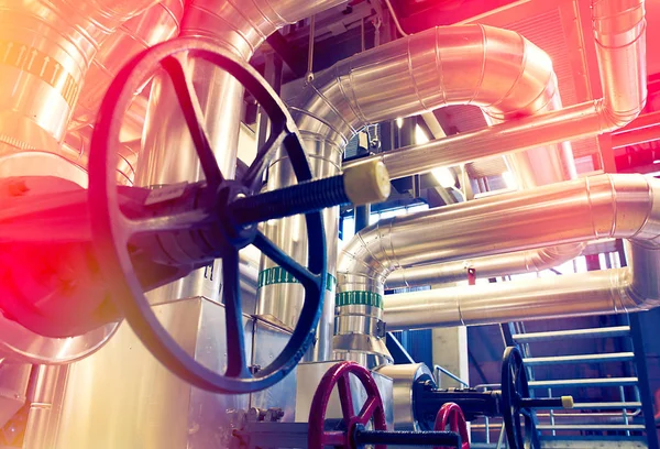 donanımları, kablolar ve borular modern Endüstr içinde bulunan