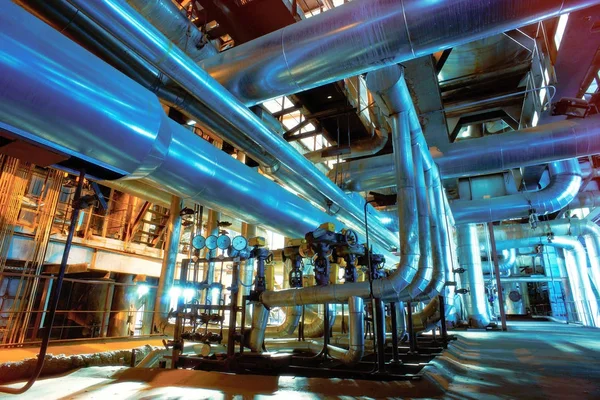 Sanayi bölgesi, çelik boru hatları, vanalar ve merdivenler.