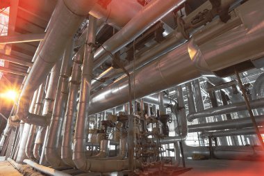 bir enerji santralinde farklı boyutlarda ve şekilli borular ve vanalar 