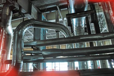 Endüstriyel çelik boru hatları, vanalar, kablolar ve geçitler