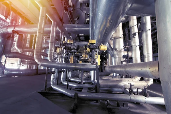 donanımları, kablolar ve borular modern Endüstr içinde bulunan