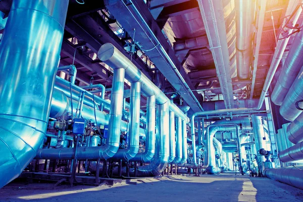 Equipos, cables y tuberías que se encuentran en el interior de una moderna central eléctrica industrial — Foto de Stock