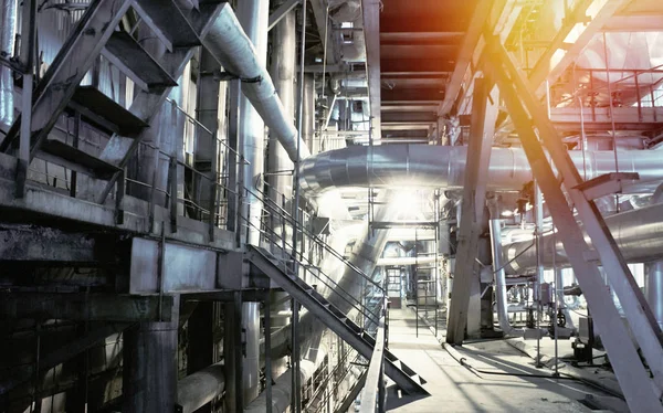 Průmyslová zóna, ocelové potrubí a zařízení — Stock fotografie