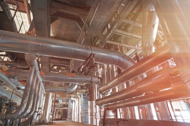 donanımları, kablolar ve borular modern Endüstr içinde bulunan