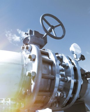 Sanayi bölgesi, çelik boru hatları ve mavi tonlu kablolar.