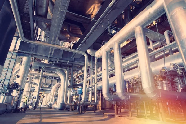 Sanayi bölgesi, çelik boru hatları ve mavi tonlu kablolar.