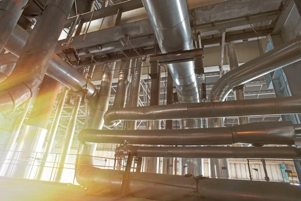 donanımları, kablolar ve borular modern Endüstr içinde bulunan