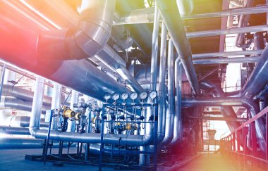 Endüstriyel çelik boru hatları, vanalar, kablolar ve geçitler