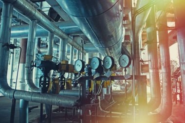 donanımları, kablolar ve borular modern Endüstr içinde bulunan