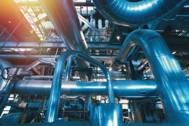 Sanayi bölgesi, mavi tonlu çelik boru hatları.