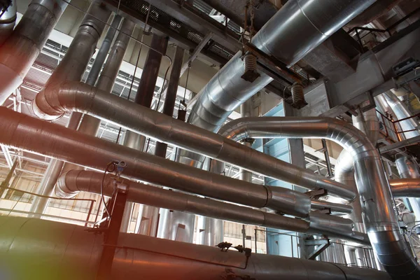 Equipos, cables y tuberías que se encuentran en el interior de una industria moderna — Foto de Stock