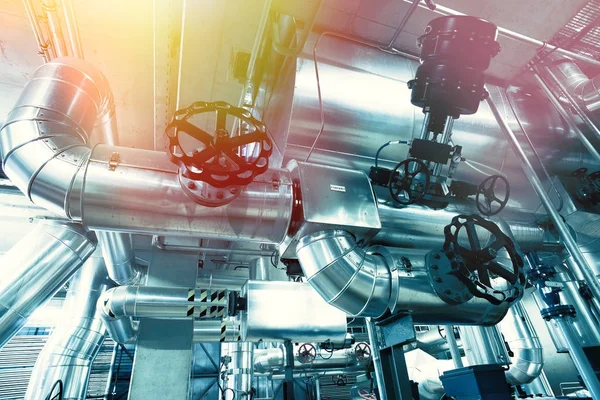 donanımları, kablolar ve borular modern Endüstr içinde bulunan