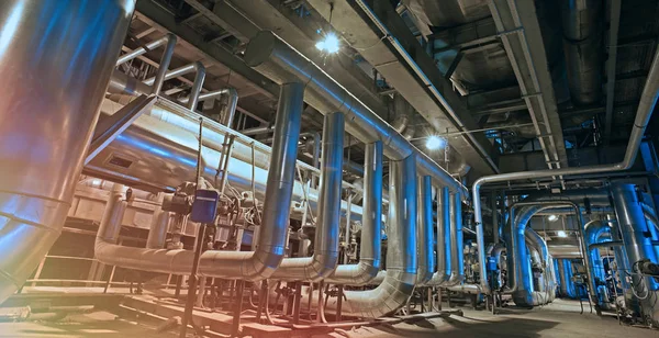 Equipos, cables y tuberías que se encuentran en el interior de una industria moderna — Foto de Stock