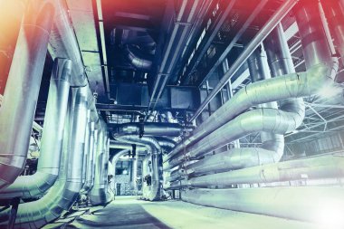 bir enerji santralinde farklı boyutlarda ve şekilli borular ve vanalar 