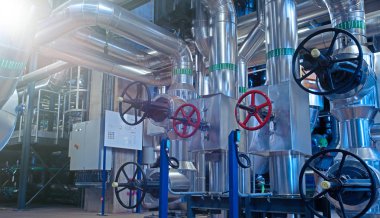 donanımları, kablolar ve borular modern Endüstr içinde bulunan