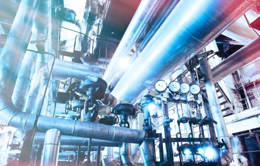 Sanayi bölgesi, çelik boru hatları, vanalar ve merdivenler.