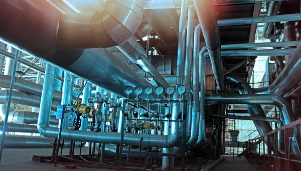 Industriella rörledningar, ventiler, kablar och gångbanor av stål — Stockfoto