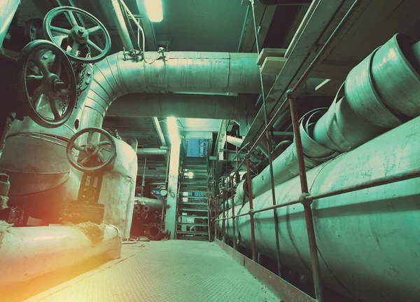 Zona industrial, tuberías de acero y cables en tonos azules — Foto de Stock