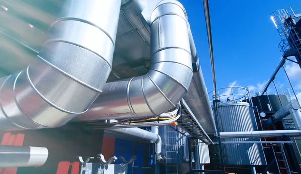 Tuberías industriales en el puente de tuberías contra el cielo azul — Foto de Stock