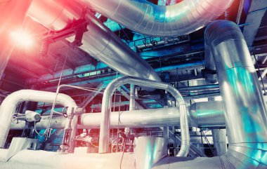 Modern bir endüstriyel enerji santralinde bulunan ekipman, kablolar ve borular.