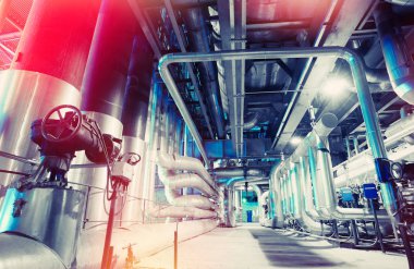 Modern bir endüstriyel enerji santralinde bulunan ekipman, kablolar ve borular.