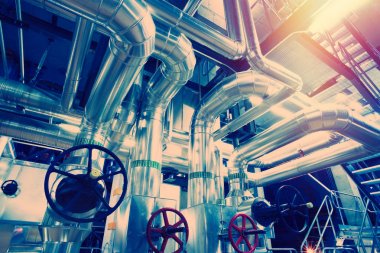 Sanayi bölgesi, çelik boru hatları, vanalar ve pompalar.