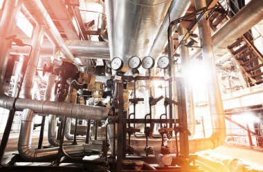 Ekipman, kablo ve boru kırmızı tonlarında