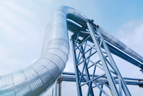 Industrial zone, Steel pipelines and valves against blue sky — Stock Photo, Image