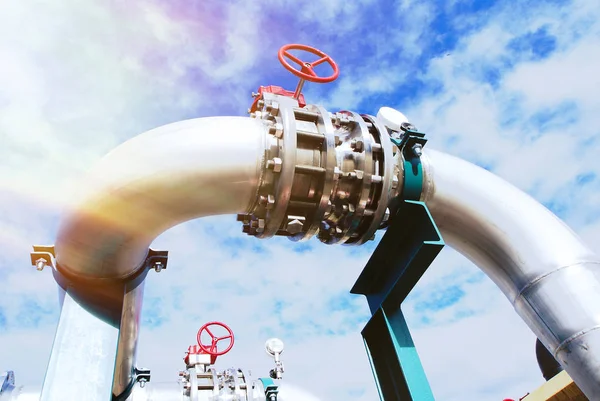 Industrial zone, Steel pipelines and valves against blue sky — Stock Photo, Image