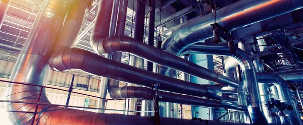 Industriområde, rørledninger, ventiler og pumper av stål – stockfoto