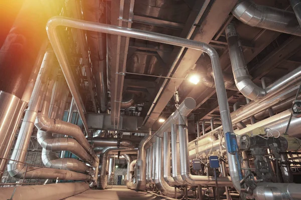 Industriella rörledningar, ventiler, kablar och gångbanor av stål — Stockfoto