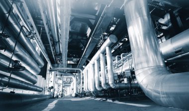 Sanayi bölgesi, çelik boru hatları ve mavi tonlu kablolar.