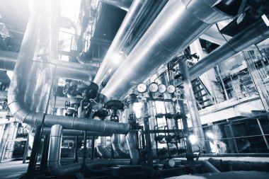 Sanayi bölgesi, çelik boru hatları, vanalar ve göstergeler.