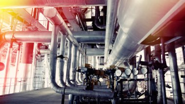 donanımları, kablolar ve borular modern Endüstr içinde bulunan