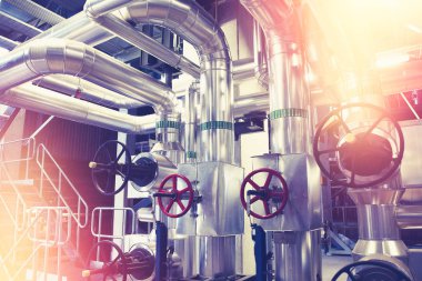            Modern bir endüstriyel güç planında bulunan ekipman, kablolar ve borular                    